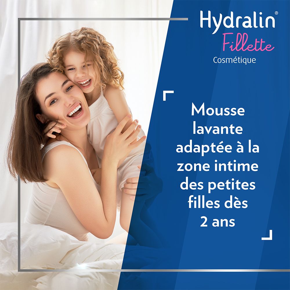 Mère et enfant sourient. Texte: Mousse lavante adaptée à la zone intime des petites filles dès 2 ans.