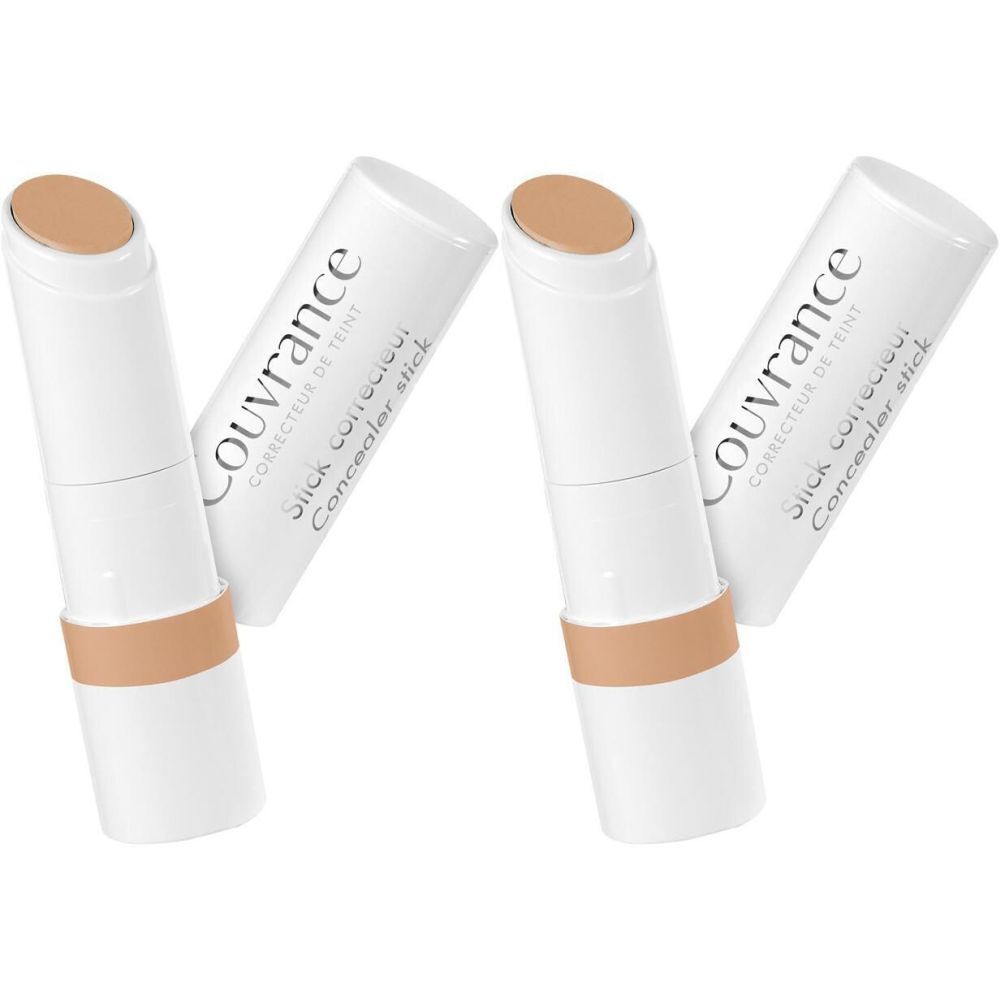 Vier Abedeckstifte. Weißer Stift mit beiger Spitze und beigem Ring. Aufschrift: Couvrance, CORRECTEUR DE TEINT, Stick correcteur, Concealer stick.