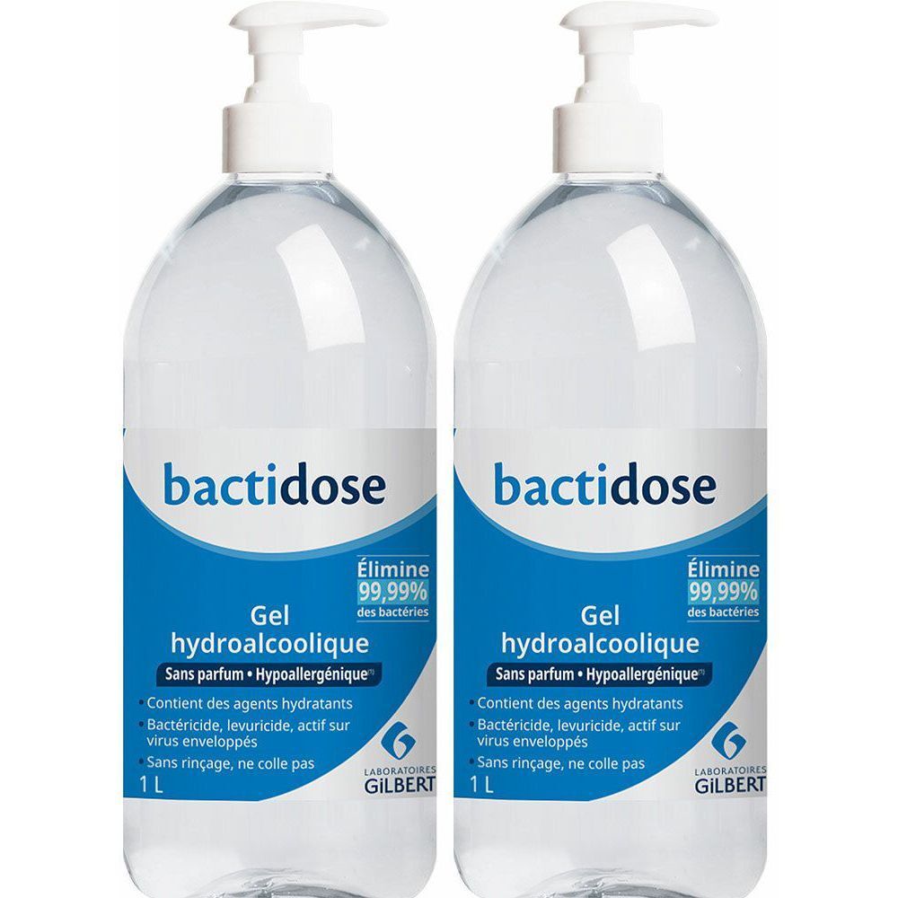 Deux flacons de gel hydroalcoolique Bactidose. Étiquettes bleues, texte blanc. Avec pompe. 1 litre.
