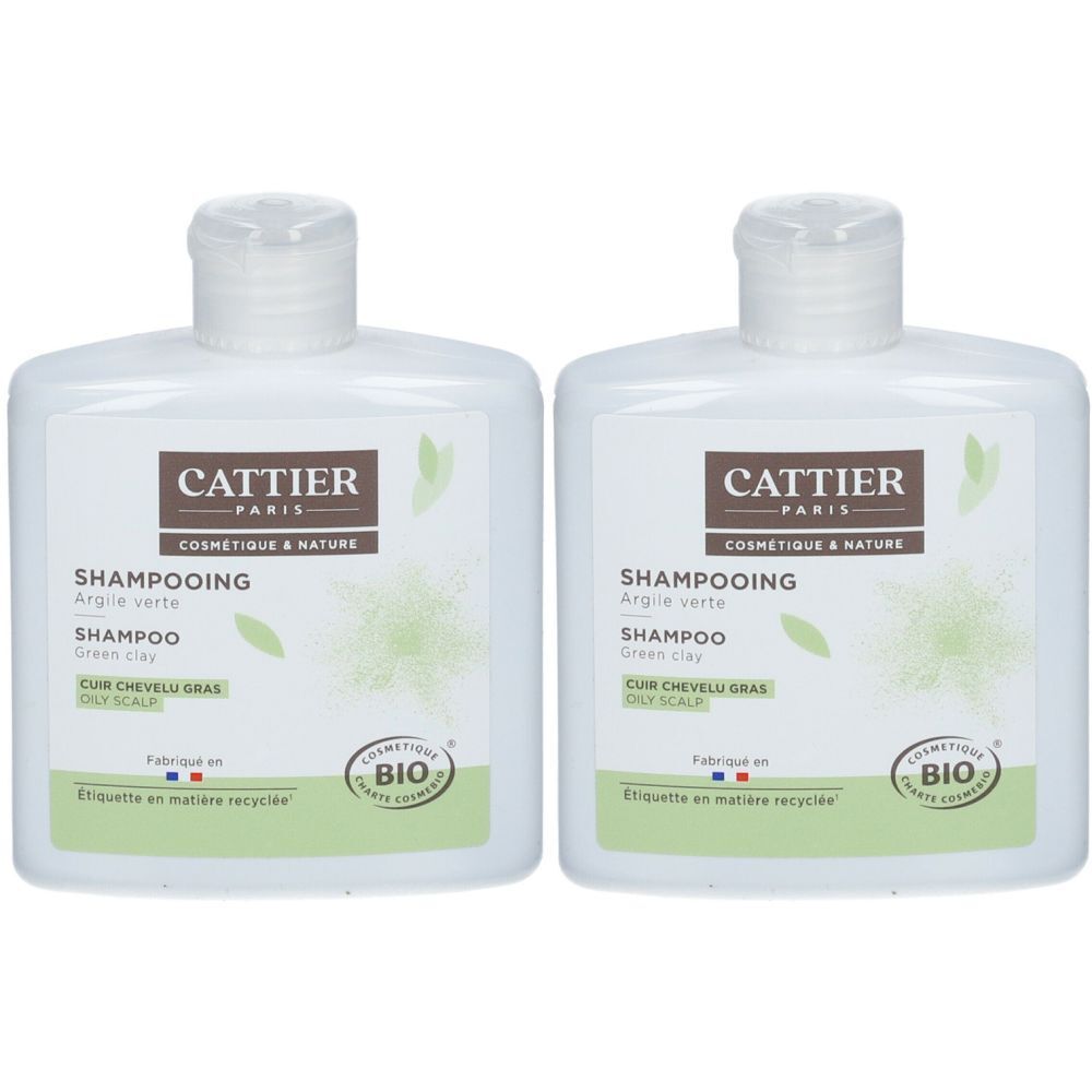 Twee witte shampoo flessen met etiketten. Opschrift: Cattier, Shampooing, Argile verte, Bio certificering.