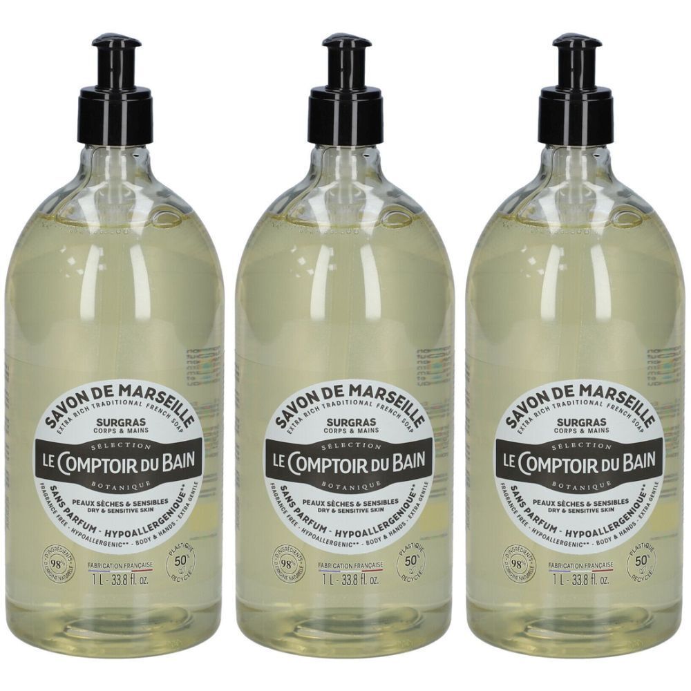 Trois flacons de savon liquide avec pompe noire. Inscription: Savon de Marseille, Le Comptoir du Bain. Hypoallergénique.