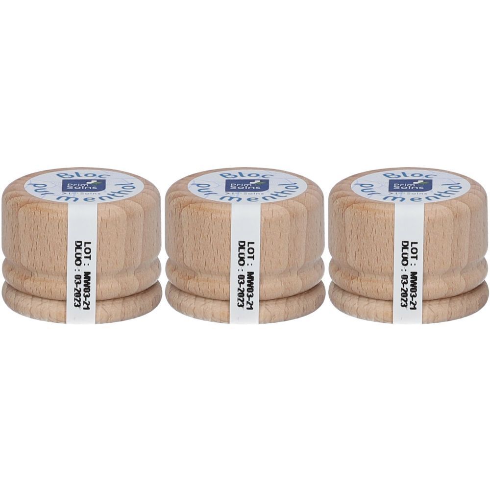 Trois blocs cylindriques en bois avec étiquette blanche. L'étiquette indique "Bloc Pur Menthol" et les dates de lot et de péremption.