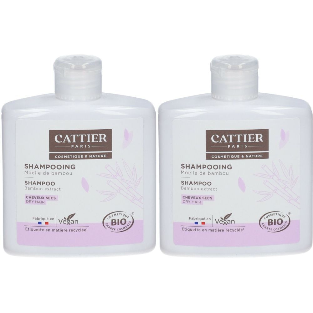 Deux flacons de shampooing blancs avec étiquettes. Inscription: Cattier Paris, Shampooing, Moelle de bambou, Shampoo, Cheveux secs. Labels vegan et bio.