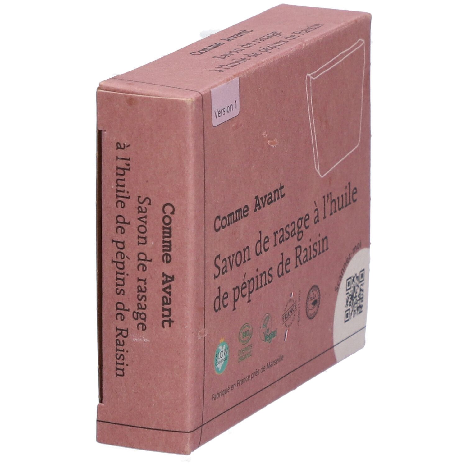 Boîte en carton, en biais. Nom et logo du produit visibles. Texte: Savon de rasage à l'huile de pépins de Raisin. Certifié bio, vegan.