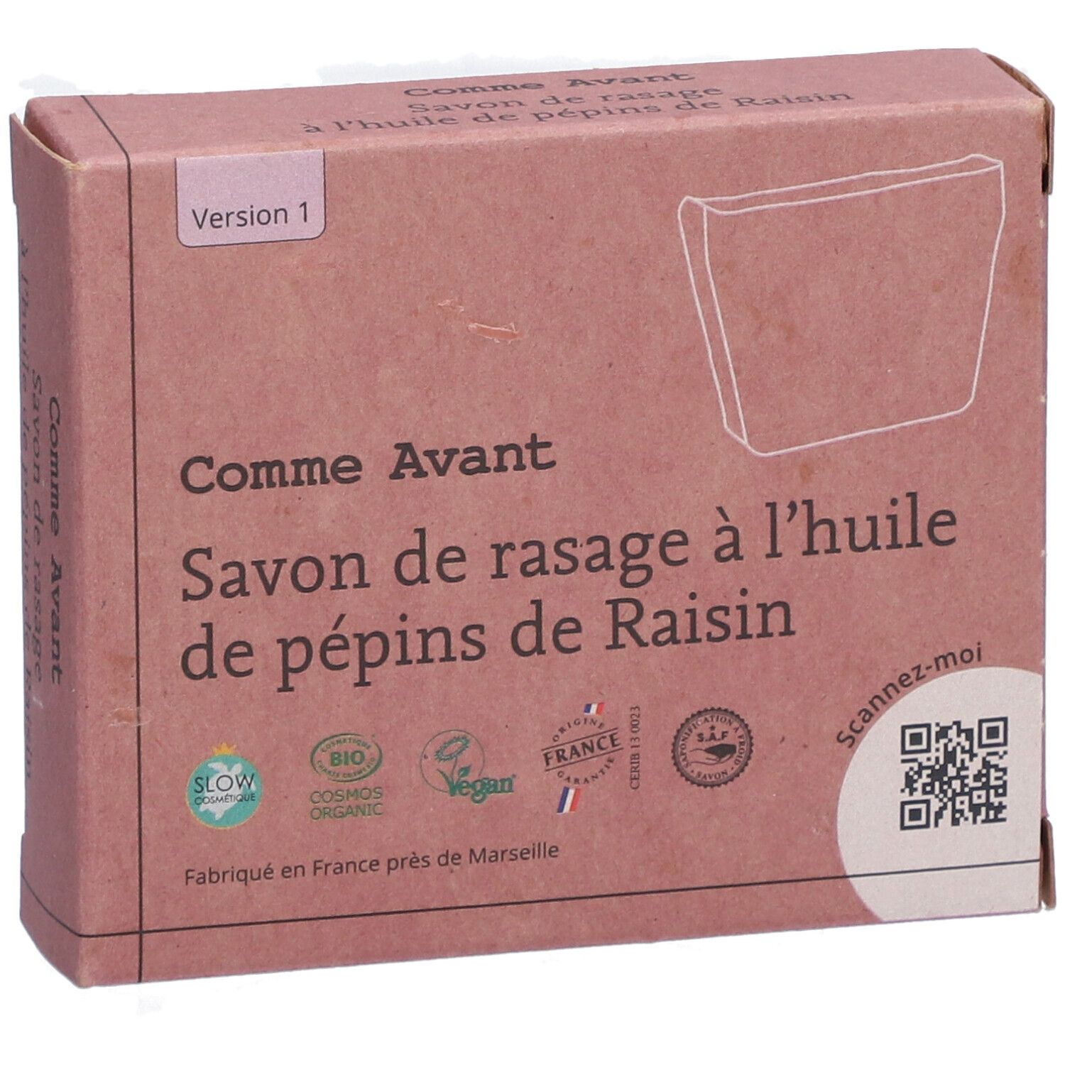Boîte en carton, en biais. Nom et logo du produit visibles. Texte: Savon de rasage à l'huile de pépins de Raisin. Certifié bio, vegan.