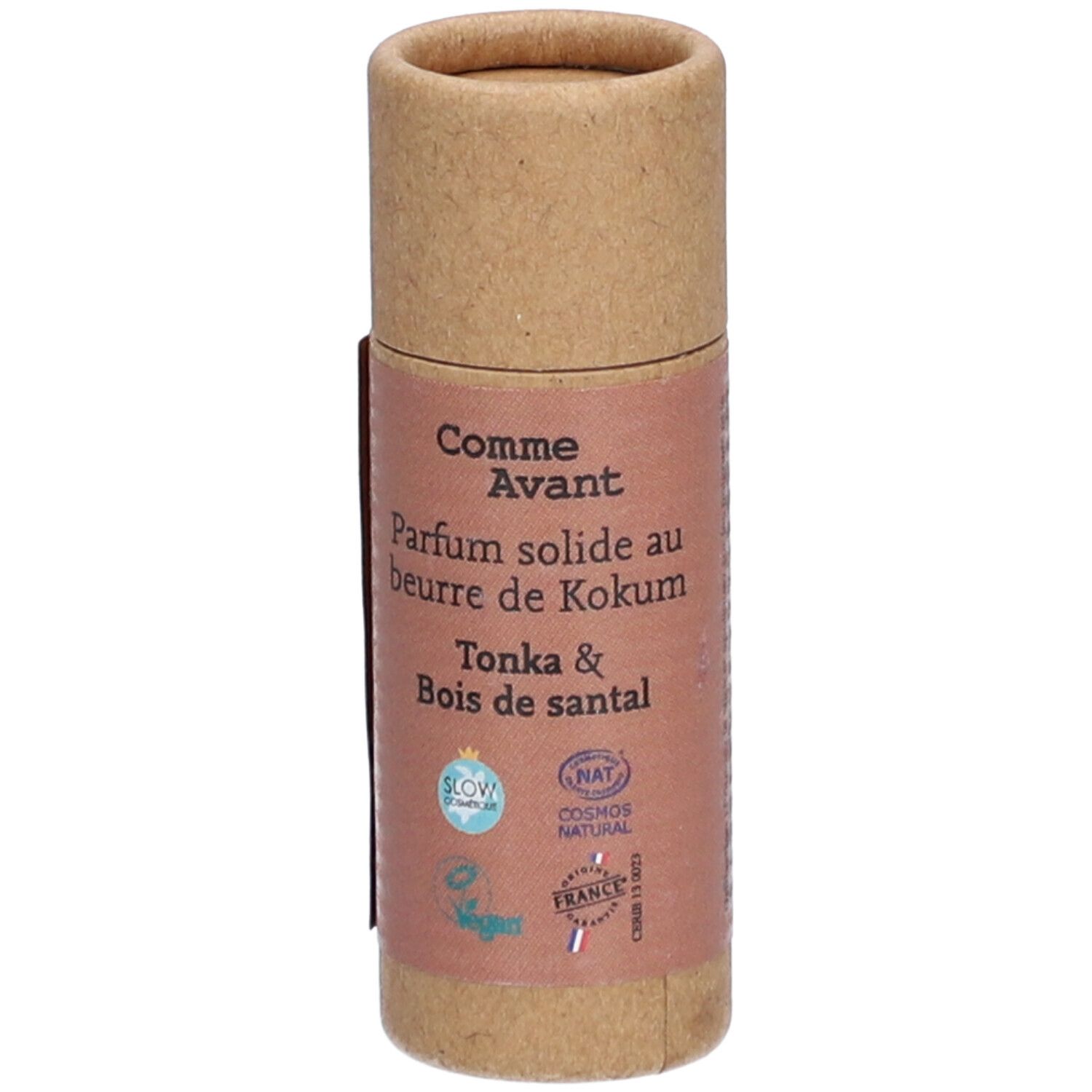 Zylindrische Verpackung mit Produktinformationen. Aufschrift: Comme Avant, Parfum solide au beurre de Kokum, Tonka & Bois de santal.