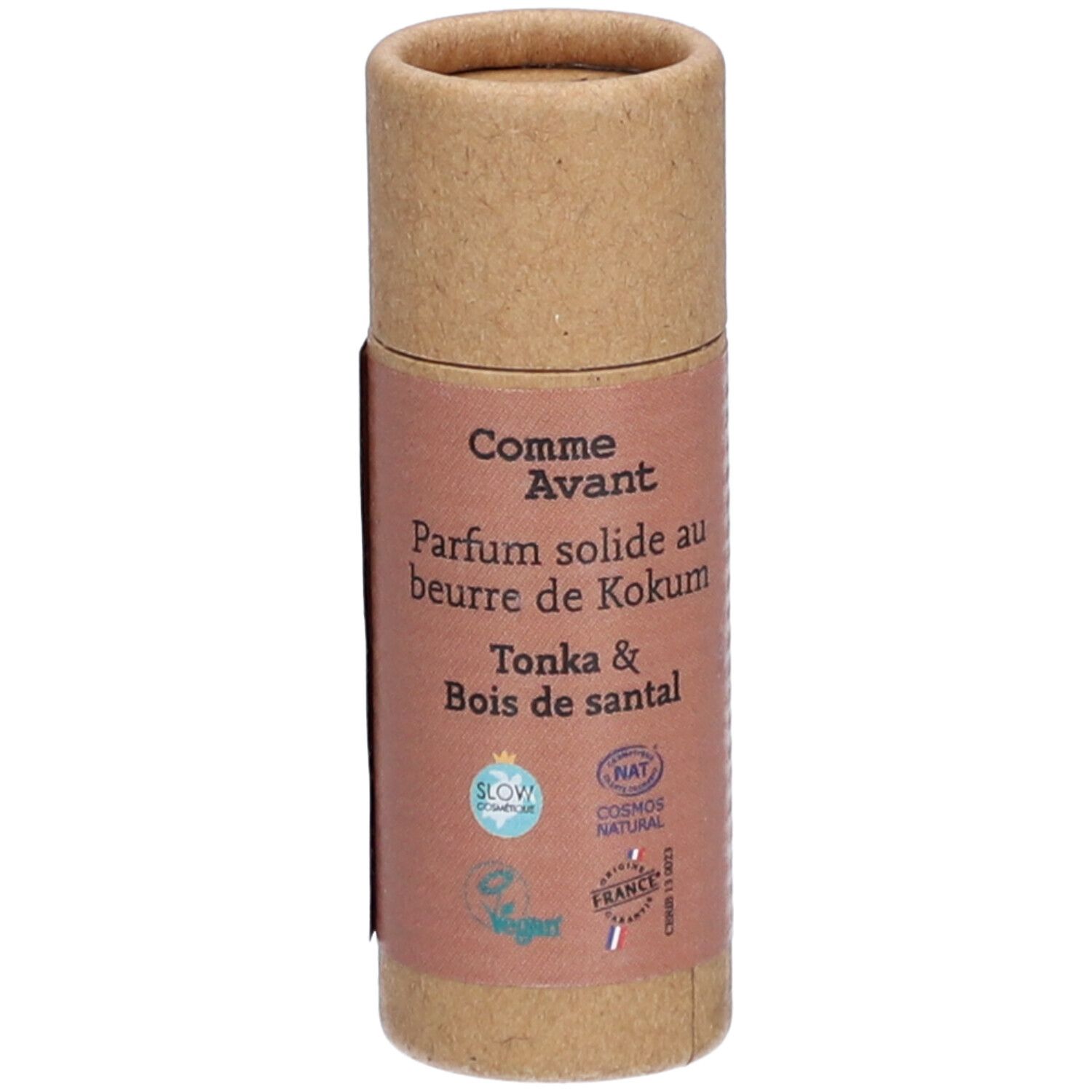 Zylindrische Verpackung mit Produktinformationen. Aufschrift: Comme Avant, Parfum solide au beurre de Kokum, Tonka & Bois de santal. Vegan.