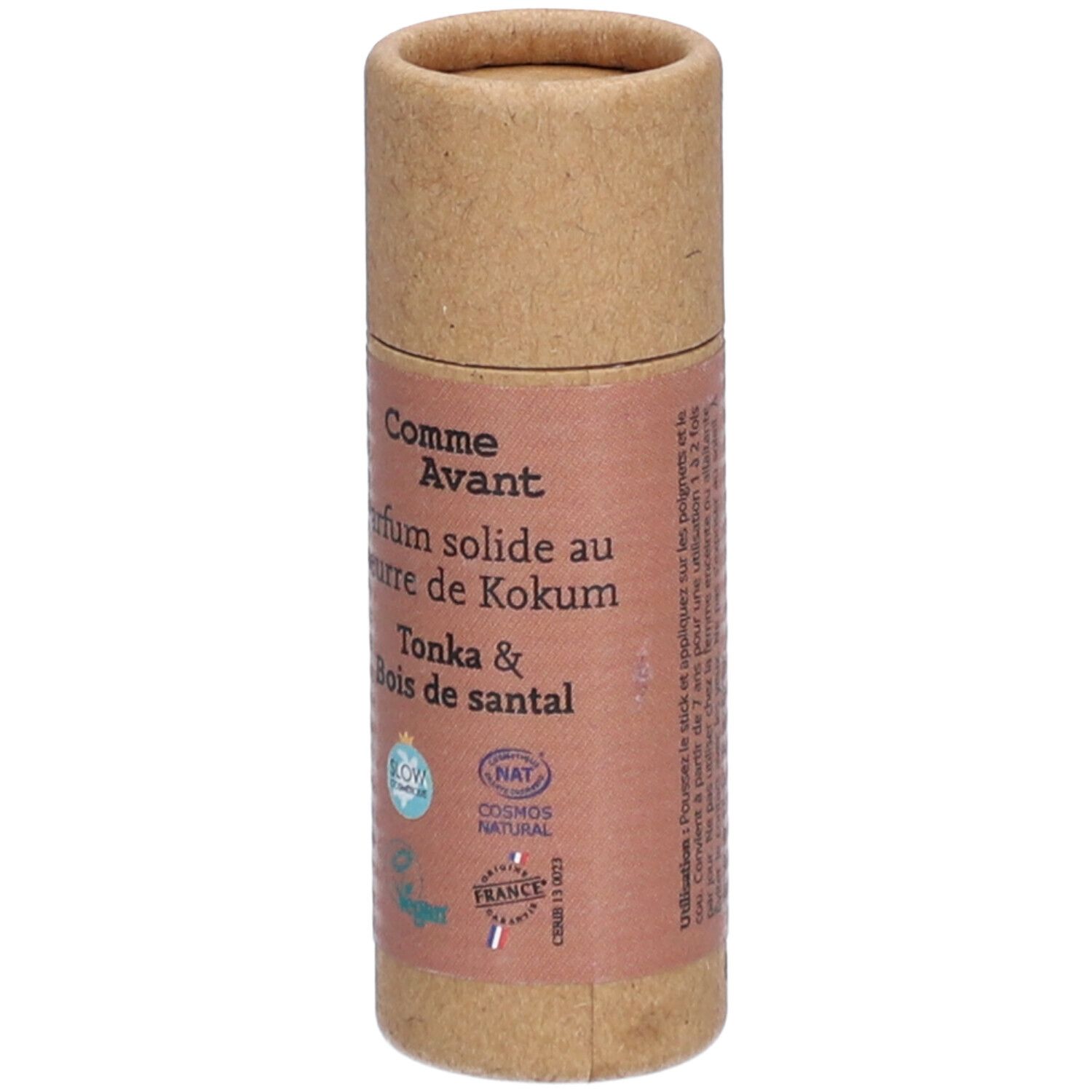 Zylindrische Verpackung mit Produktinformationen. Aufschrift: Comme Avant, Parfum solide au beurre de Kokum, Tonka & Bois de santal. Zertifizierungen.