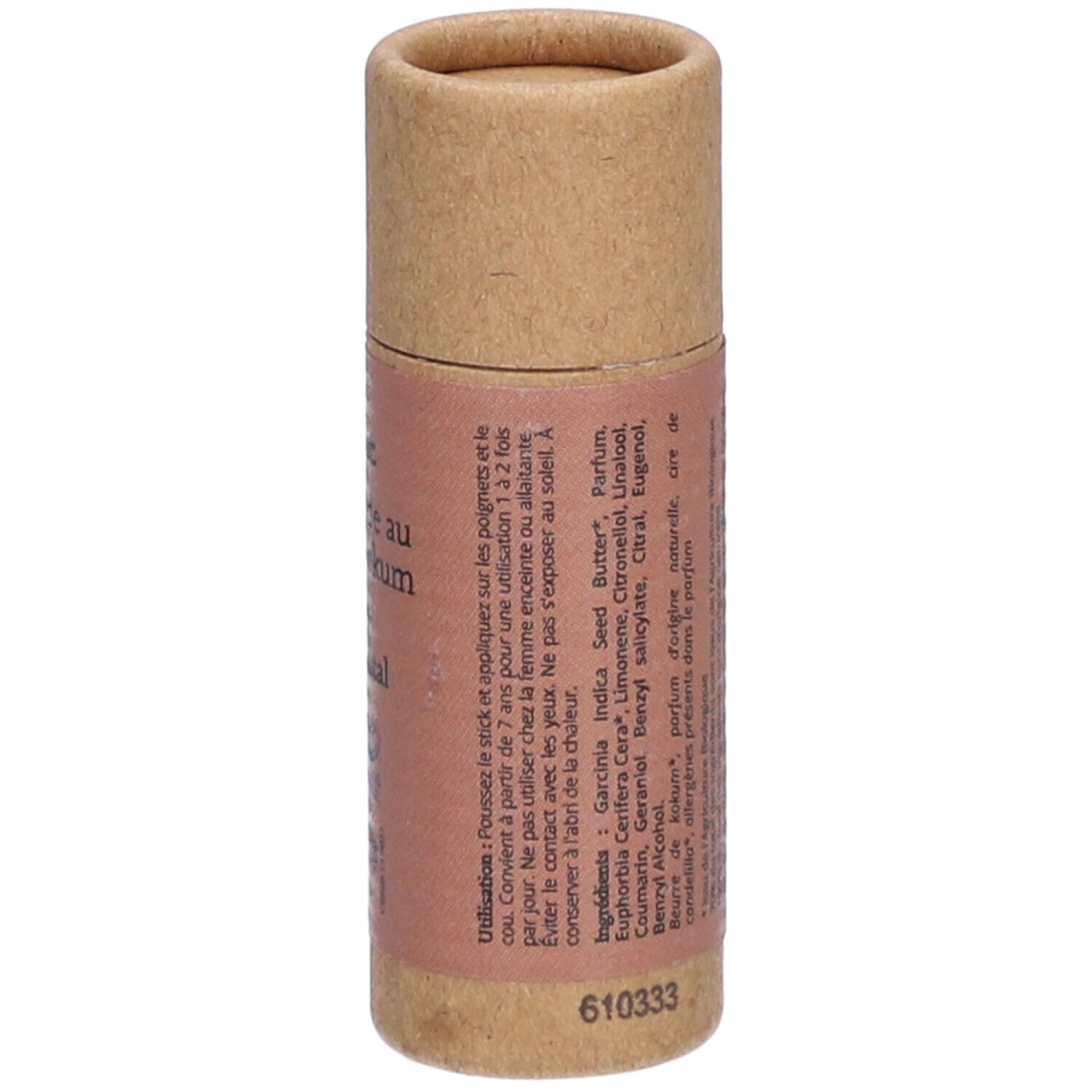 Zylindrische Verpackung mit Produktinformationen und Inhaltsstoffen. Aufschrift: Comme Avant, Parfum solide au beurre de Kokum, Tonka & Bois de santal.
