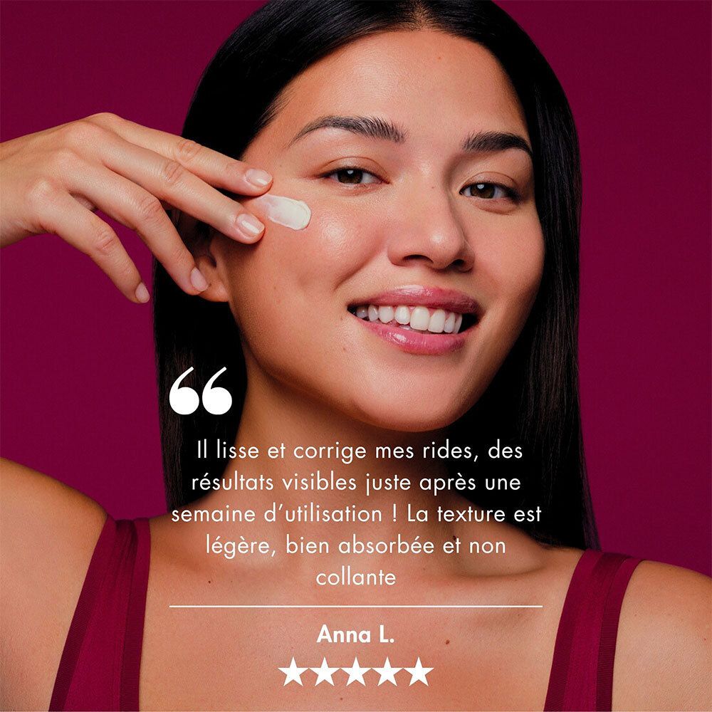 Frau trägt Creme auf. Zitat: Il lisse et corrige mes rides... Text: Anna L. 5 Sterne.