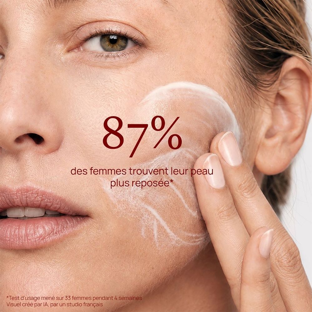 Nahaufnahme eines Gesichts, auf das eine weiße Creme aufgetragen wird. 87% der Frauen finden ihre Haut erholter.
