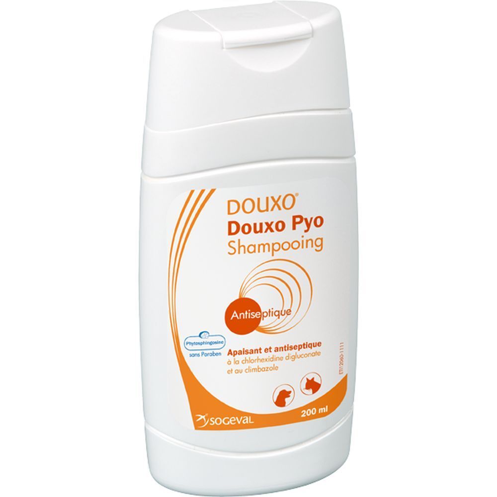 Flacon blanc avec accents orange. Inscription: Douxo Pyo Shampooing. Antiseptique. 200 ml.