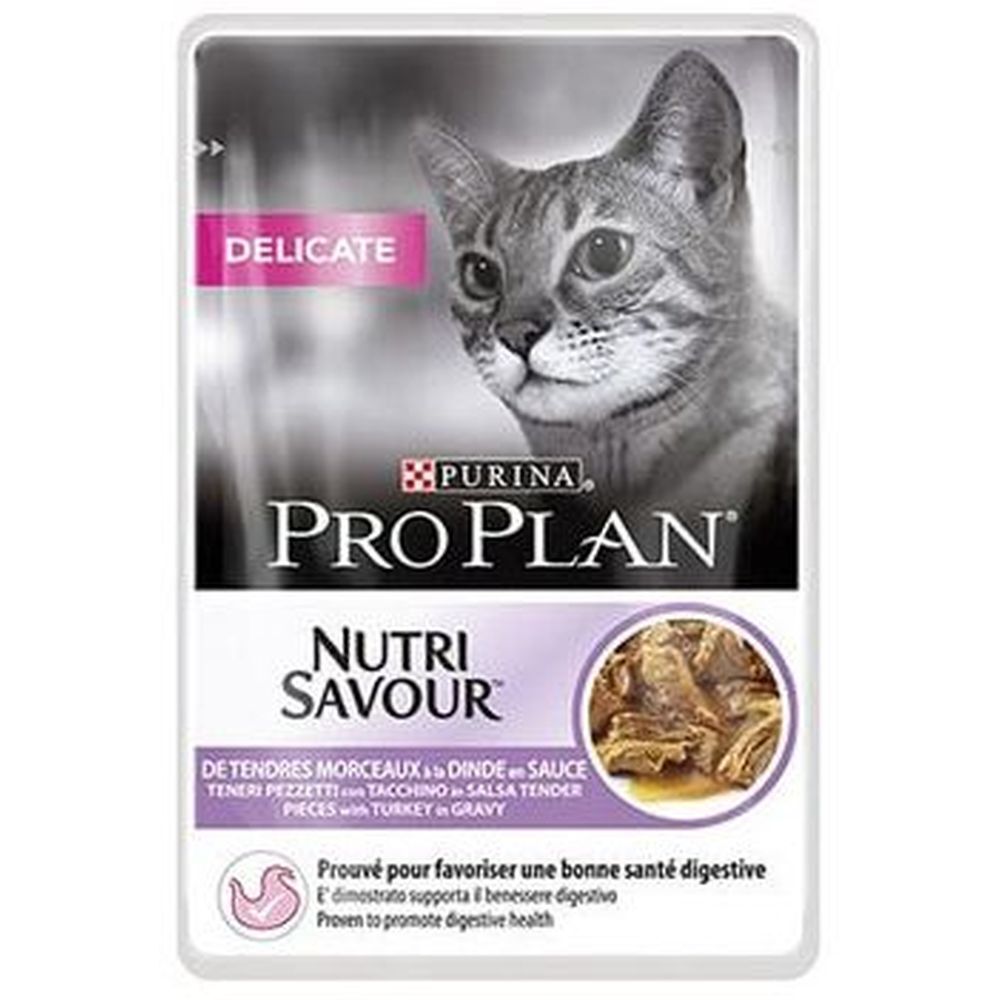 Verpackung Nassfutter mit Katze. Text: Purina Pro Plan, Nutri Savour, Delicate Truthahn. Abbildung von Fleischstücken.