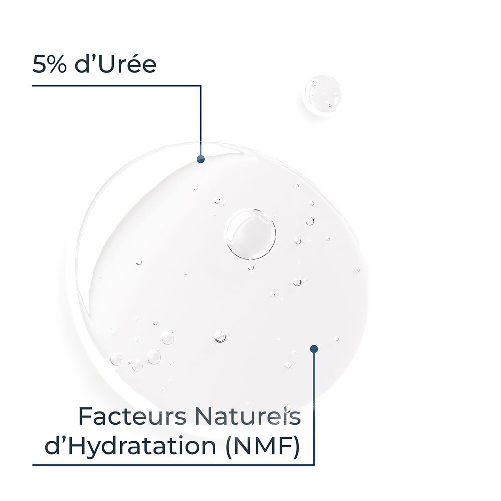 Gros plan sur gouttes de liquide. Texte: 5% d'urée, facteurs naturels d'hydratation (NMF).