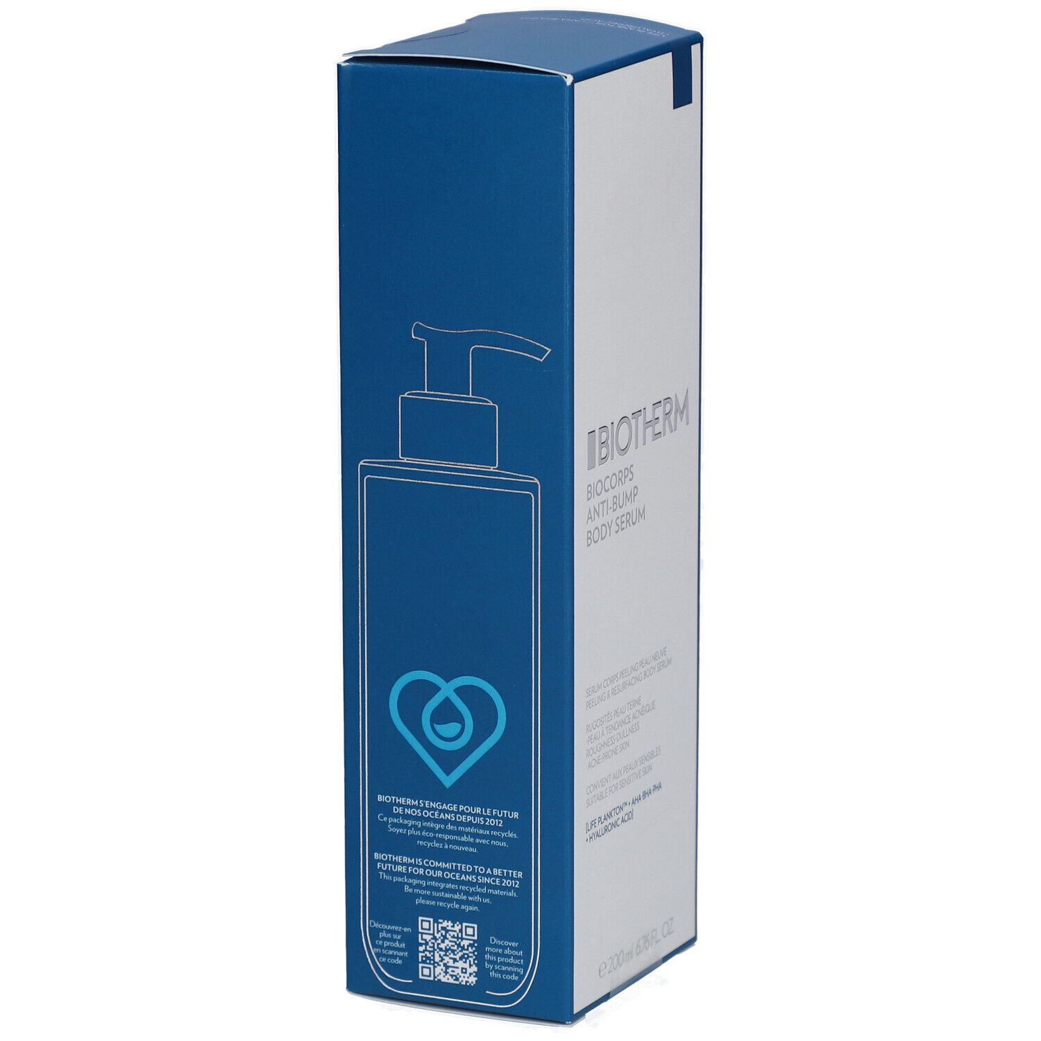 Emballage bleu avec côté blanc. Illustration d'un flacon avec pompe. Texte : BIOTHERM BIOCORPS ANTI-BUMP BODY SERUM. Code QR.