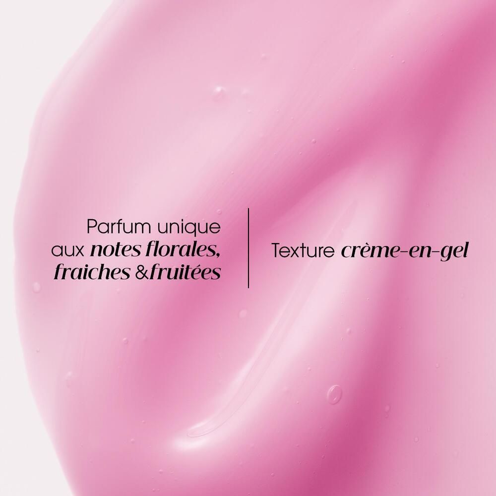 Gros plan sur une texture crème-gel rose. Texte: Parfum unique aux notes florales, fraîches et fruitées.