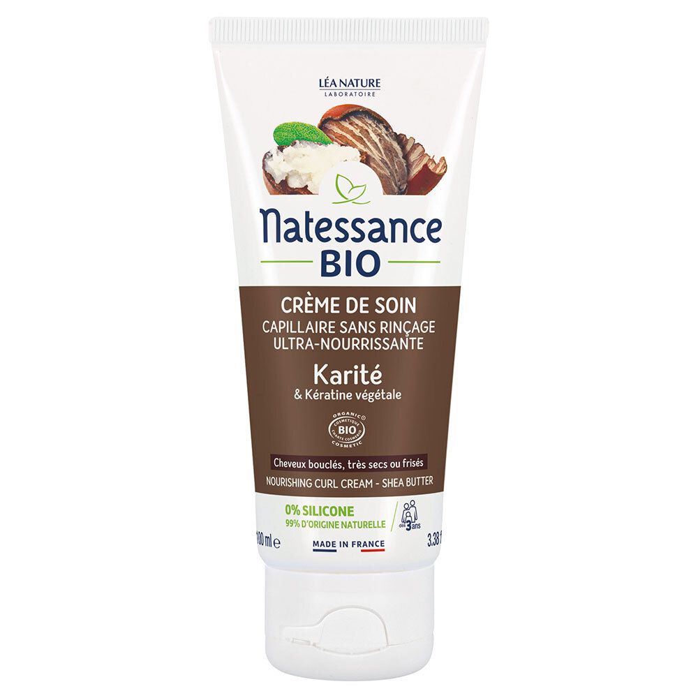 Tube de crème capillaire. Ingrédients et nom du produit visibles. Certifié bio. Pour cheveux bouclés. Tube blanc, accents marron et vert.