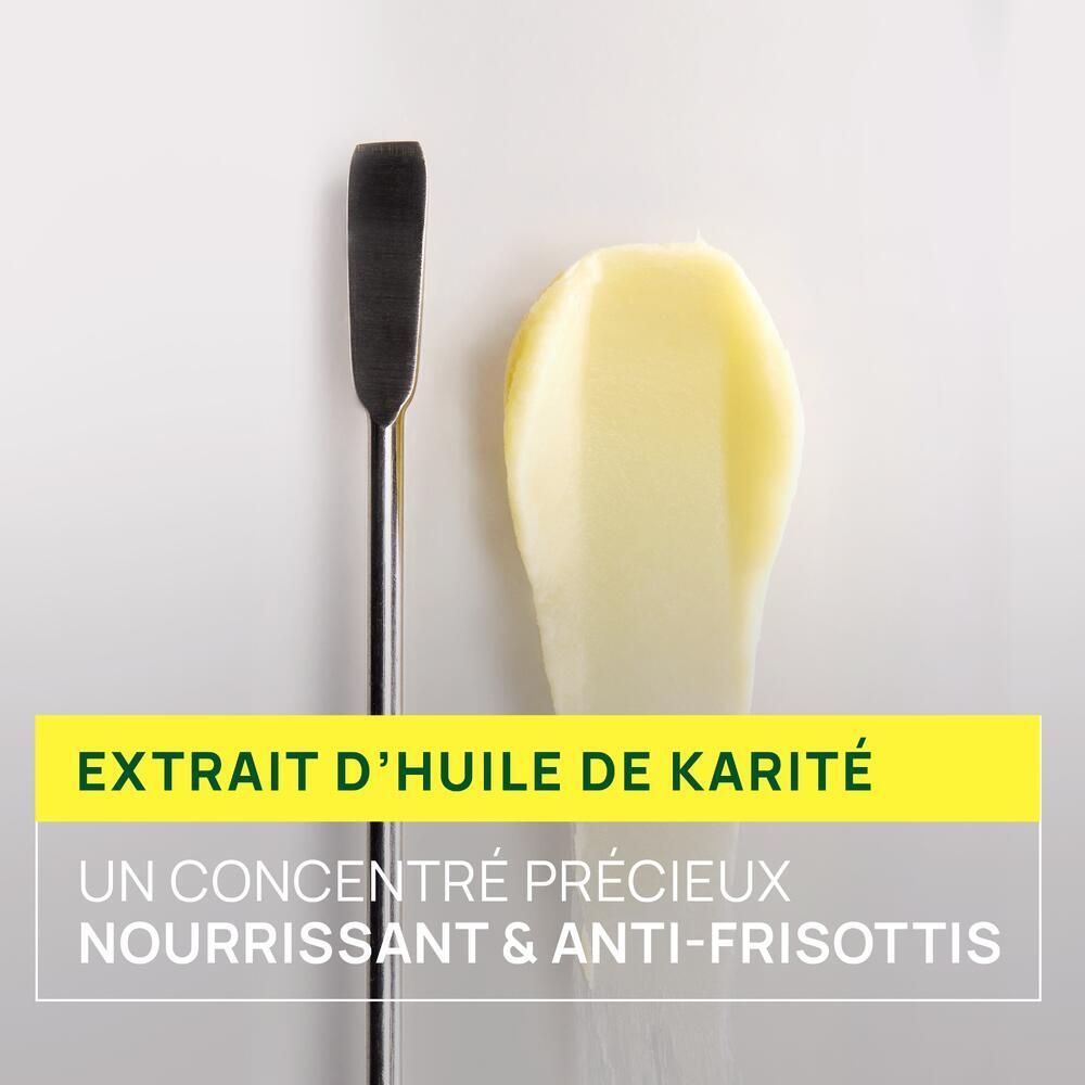 Karité-Öl-Extrakt und Spatel. Gelbe Produktprobe auf weißem Hintergrund. Text: Extrait d'huile de Karité.
