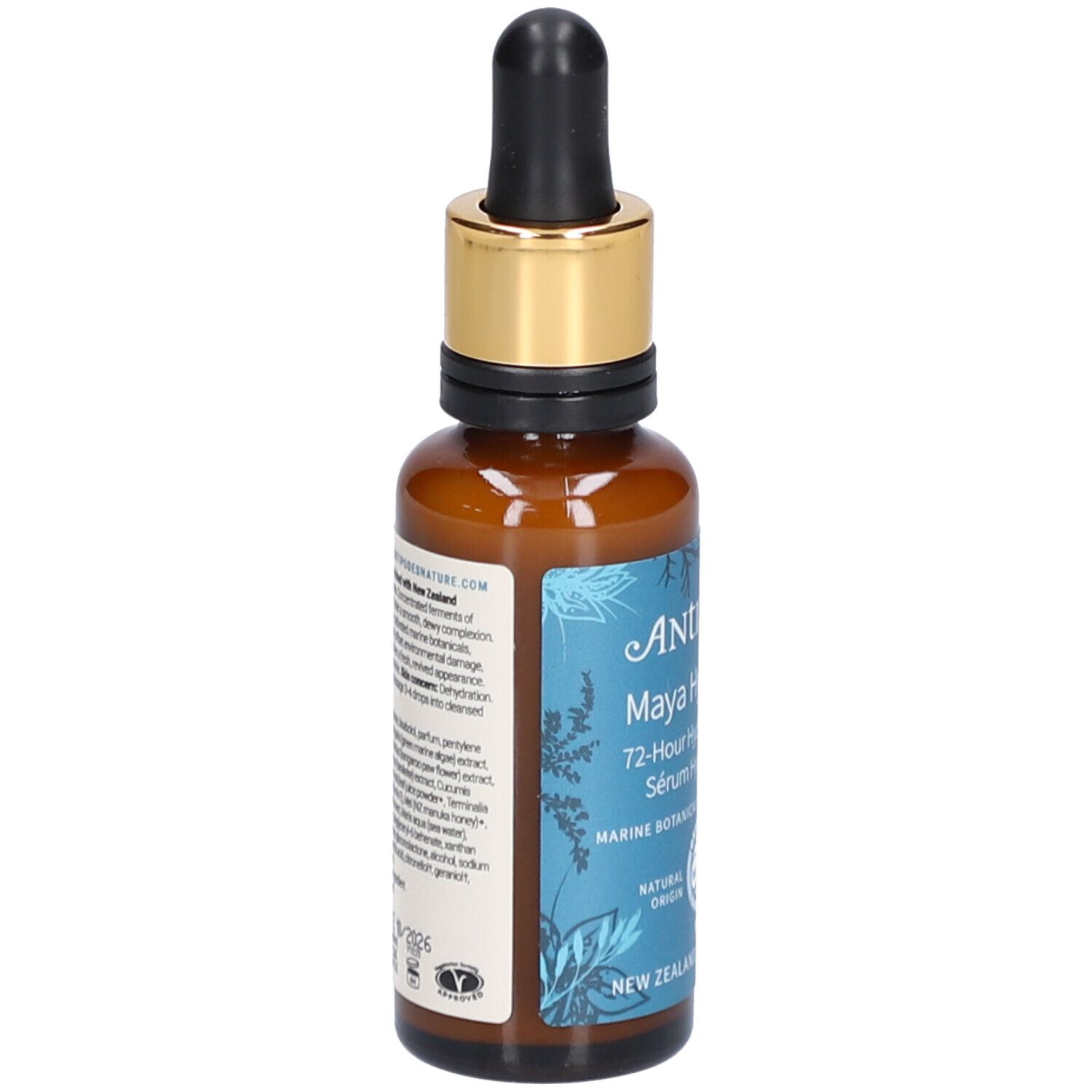 Bruine glazen fles met gouden dop en pipet. Opschrift: ANTIPODES Maya Hyaluronic Sérum Hydratant 72h. Tekst op achterkant.