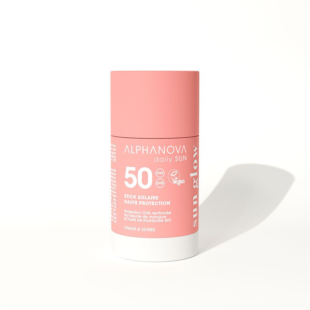 Cilindrische zonnebrandstift. Roze deksel, witte bodem. Opschrift: Alphanova Daily Sun 50, Stick Solaire, Vegan.