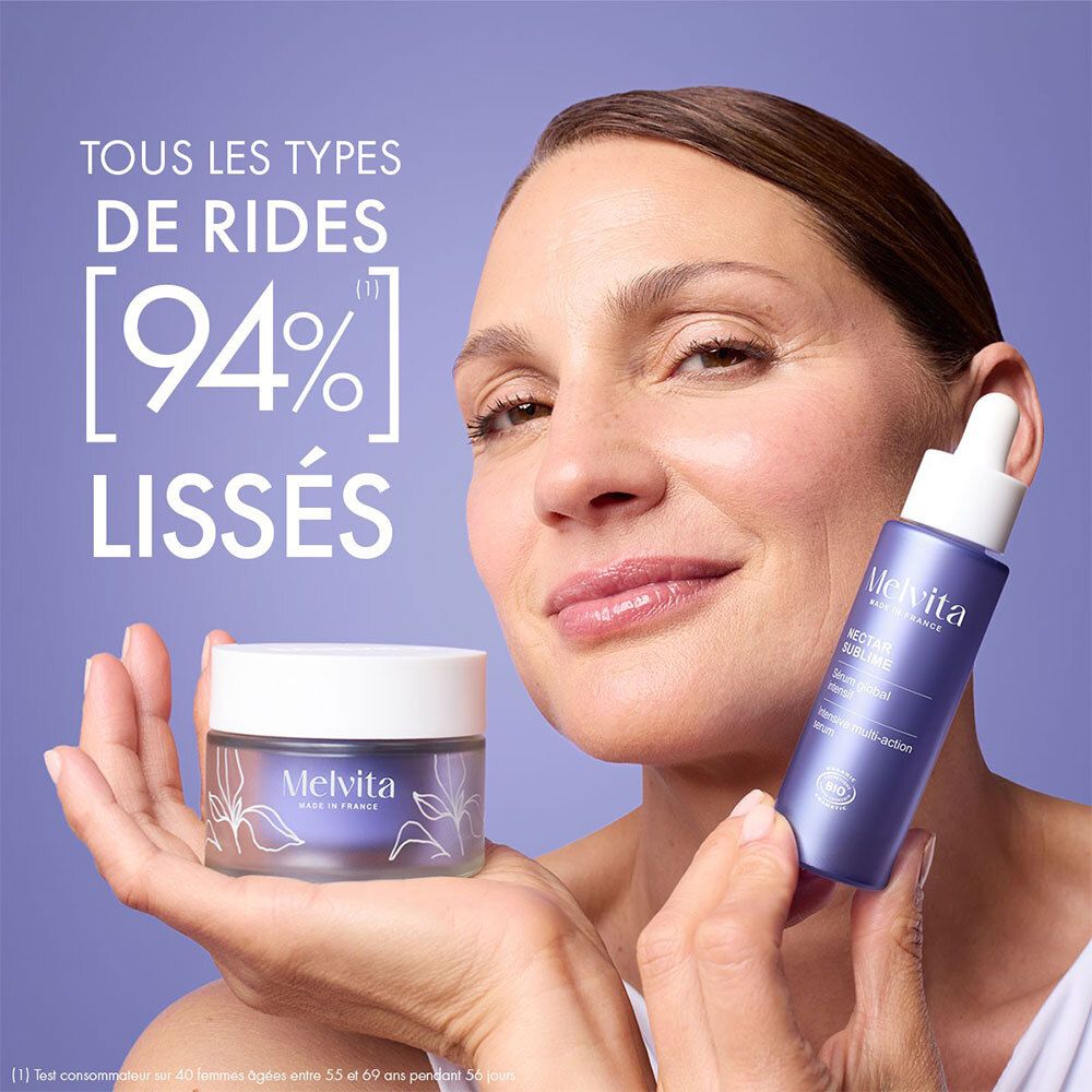Frau hält Creme und Serum. Text: 94% Falten geglättet. Melvita-Logo auf Creme und Serum.