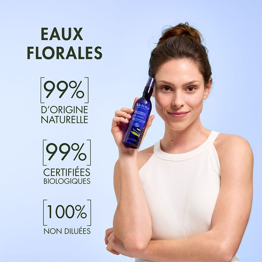 Frau hält Melvita Geranienblütenwasser Sprühflasche, Text über natürliche und biologische Inhaltsstoffe.