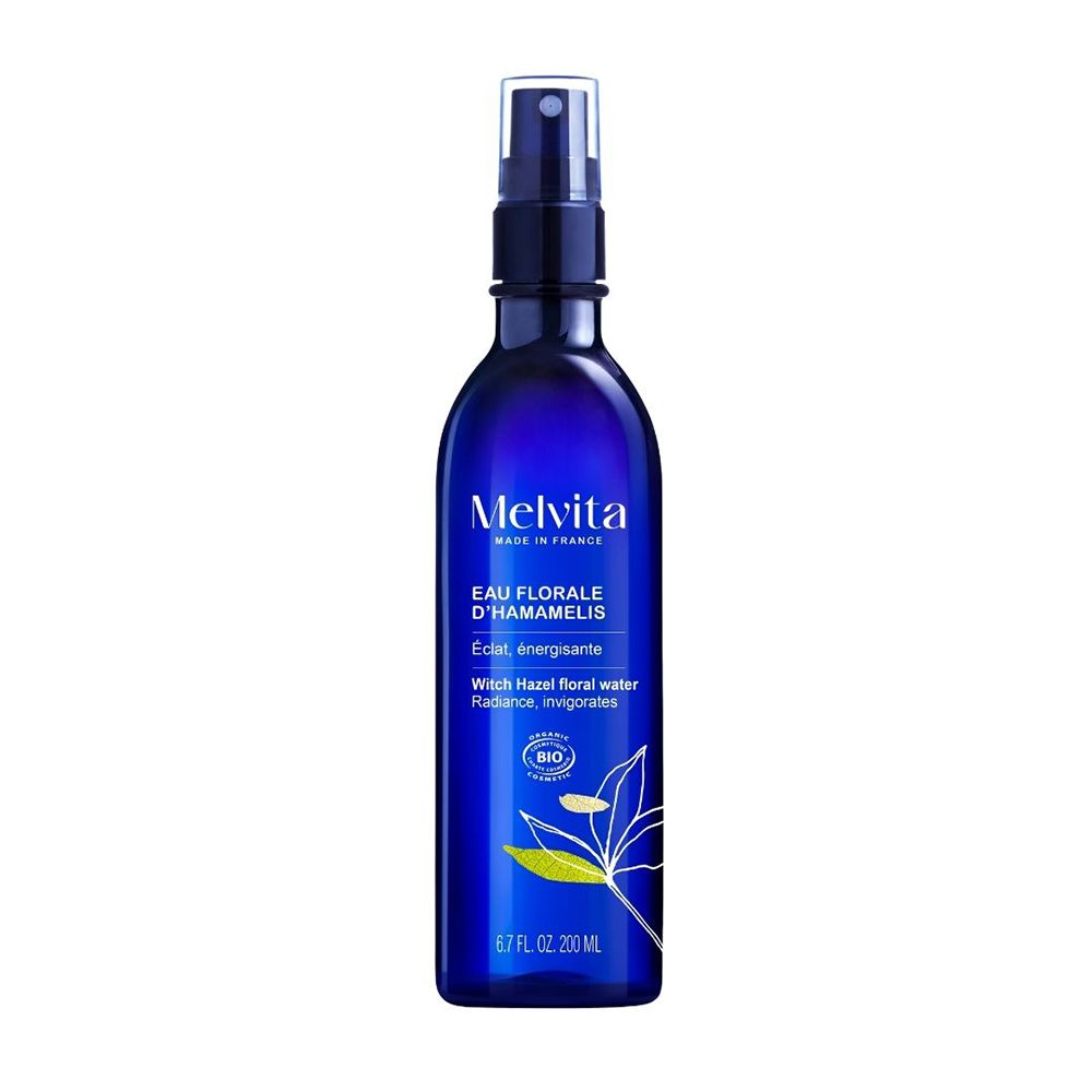 Melvita Hamamelis Blütenwasser in blauer Sprühflasche.