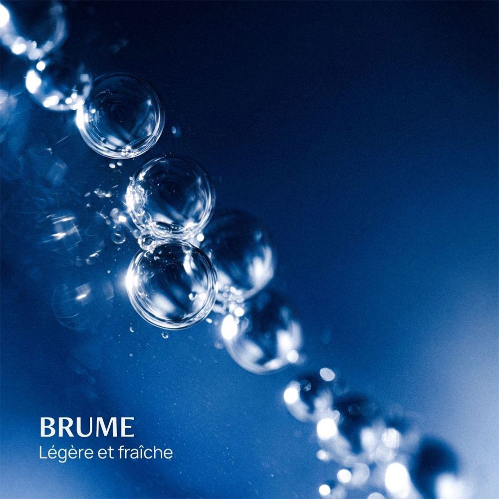 Wassertropfen auf blauem Hintergrund, Text: BRUME Légère et fraîche.