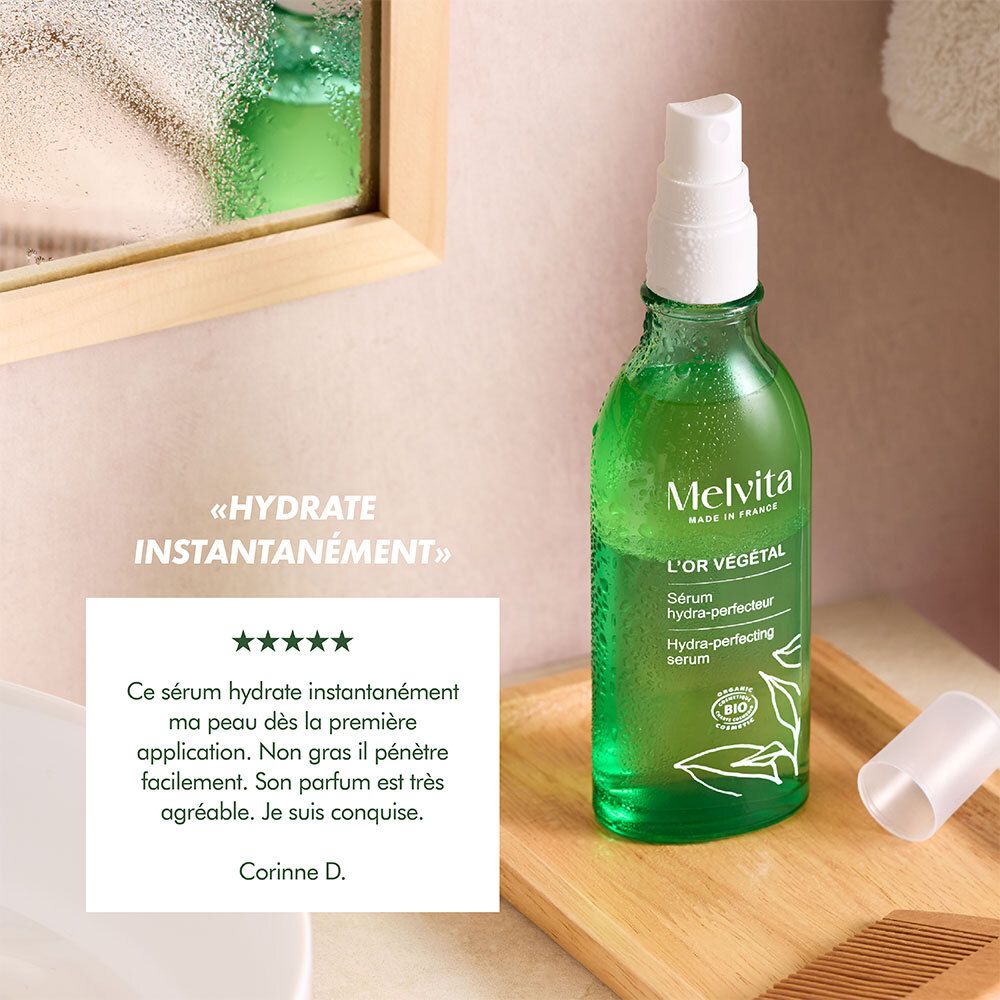 Serumflasche auf Holztablett. Text: Hydratisiert sofort. 5 Sterne Bewertung. Melvita L'Or Végétal Serum.