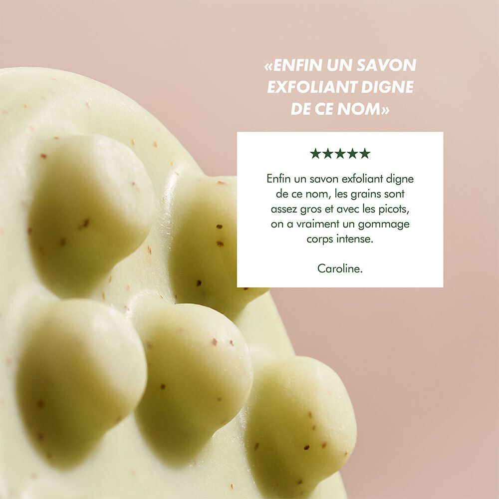 Nahaufnahme Seife mit Kugeln. Text: Enfin un savon exfoliant digne de ce nom. Zitat und 5 Sterne.