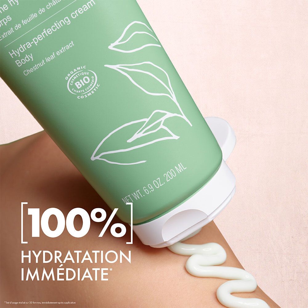 Creme wird auf Haut aufgetragen. Text: 100% Hydratation immédiate.
