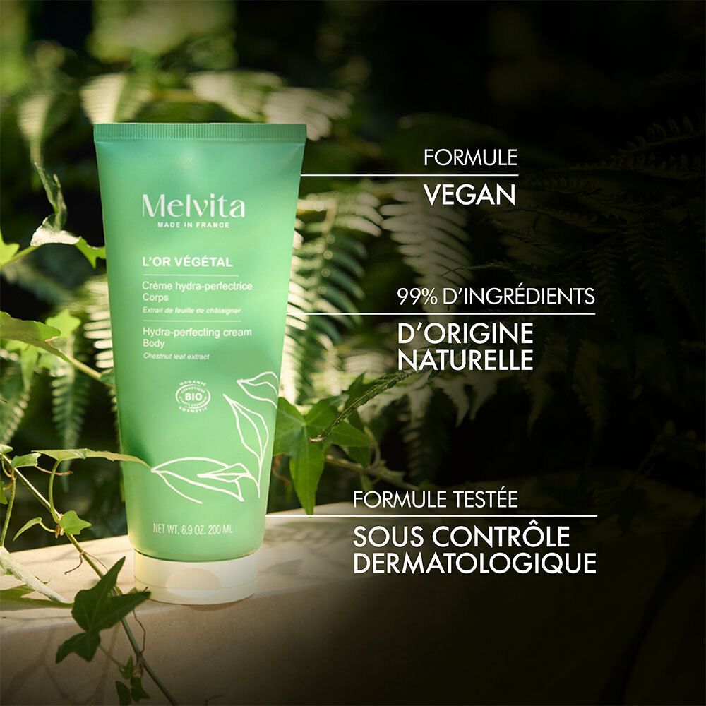 Grüne Tube vor Pflanzen. Text: Formule vegan, 99% d'ingrédients d'origine naturelle, Formule testée sous contrôle dermatologique.