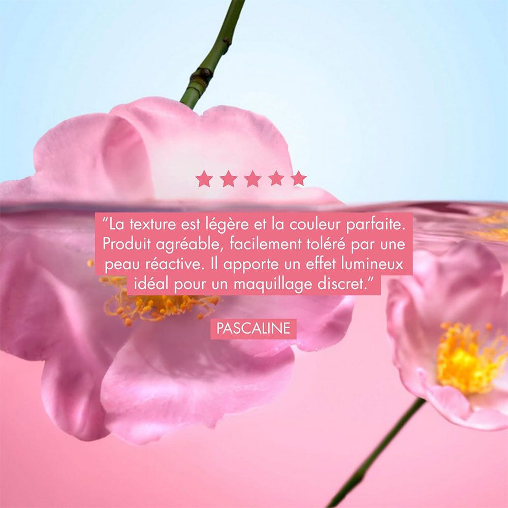 Rosa Blüten unter Wasser. Text: Leichte Textur, perfekte Farbe, angenehm, leicht verträglich, diskretes Make-up.