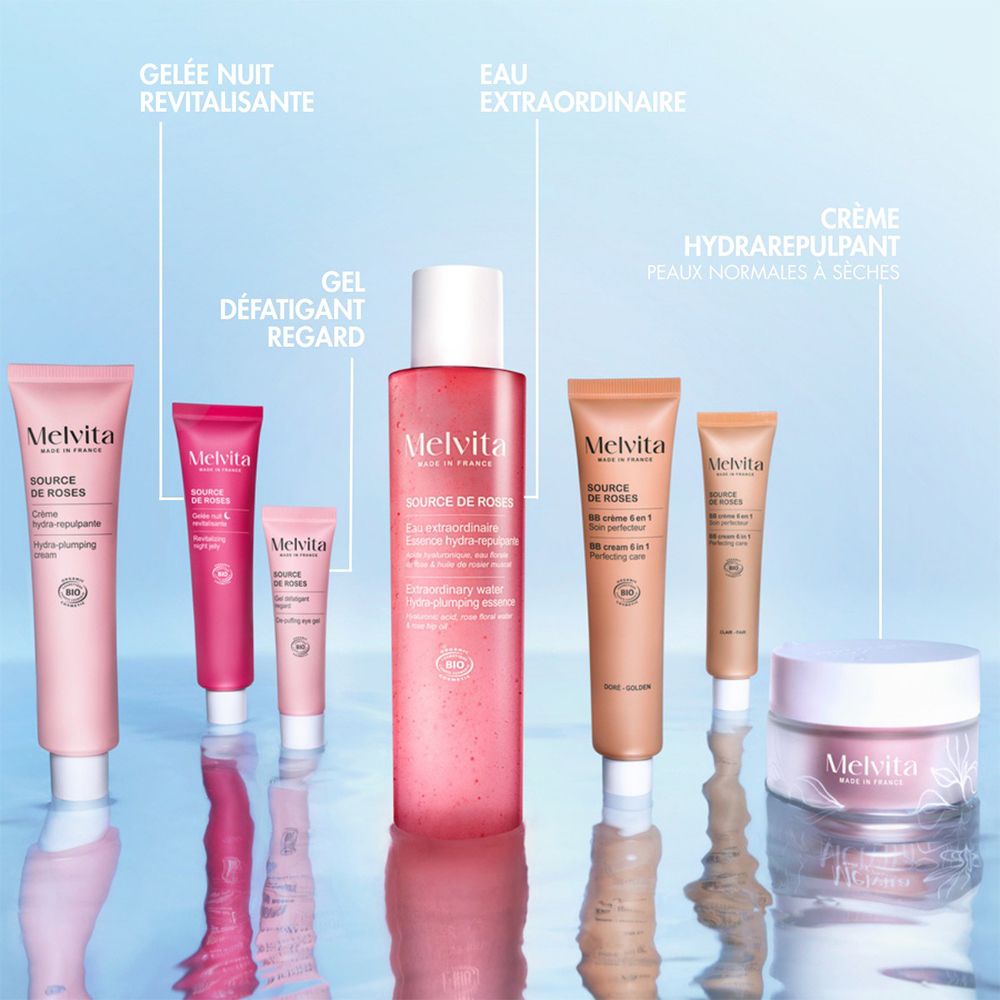 Verschiedene Melvita-Produkte. Gelee, Gel, Wasser, Creme, und Tuben. Rosa und orangefarbene Verpackungen.