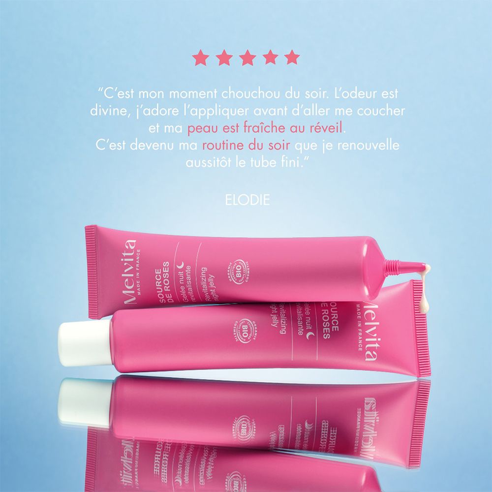 Drei rosa Tuben. Text: Zitat über das Produkt. Blauer Hintergrund. Sterne.