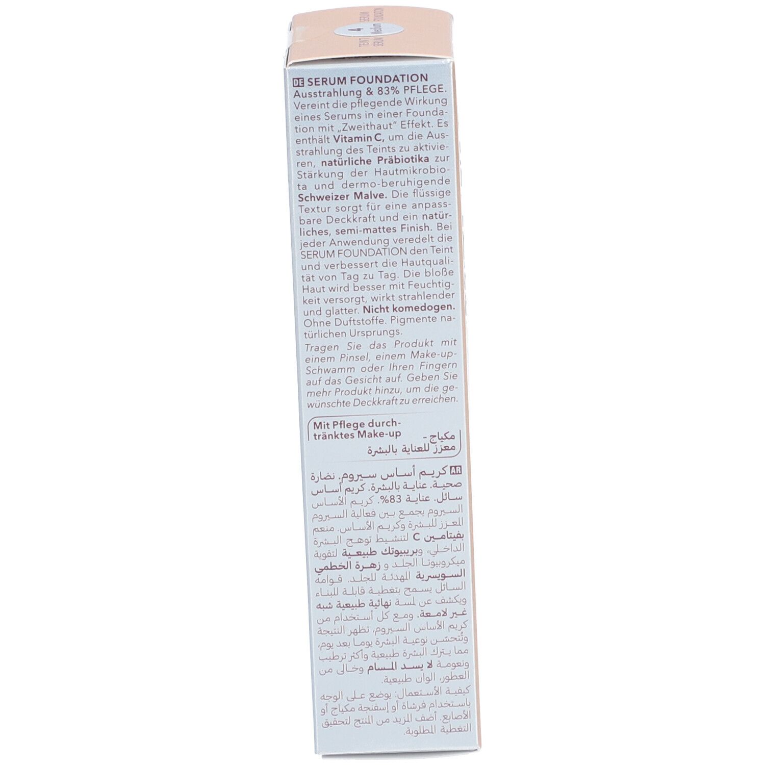 Côté de l'emballage. Texte multilingue. Inscription: Serum Foundation, 83% soin.