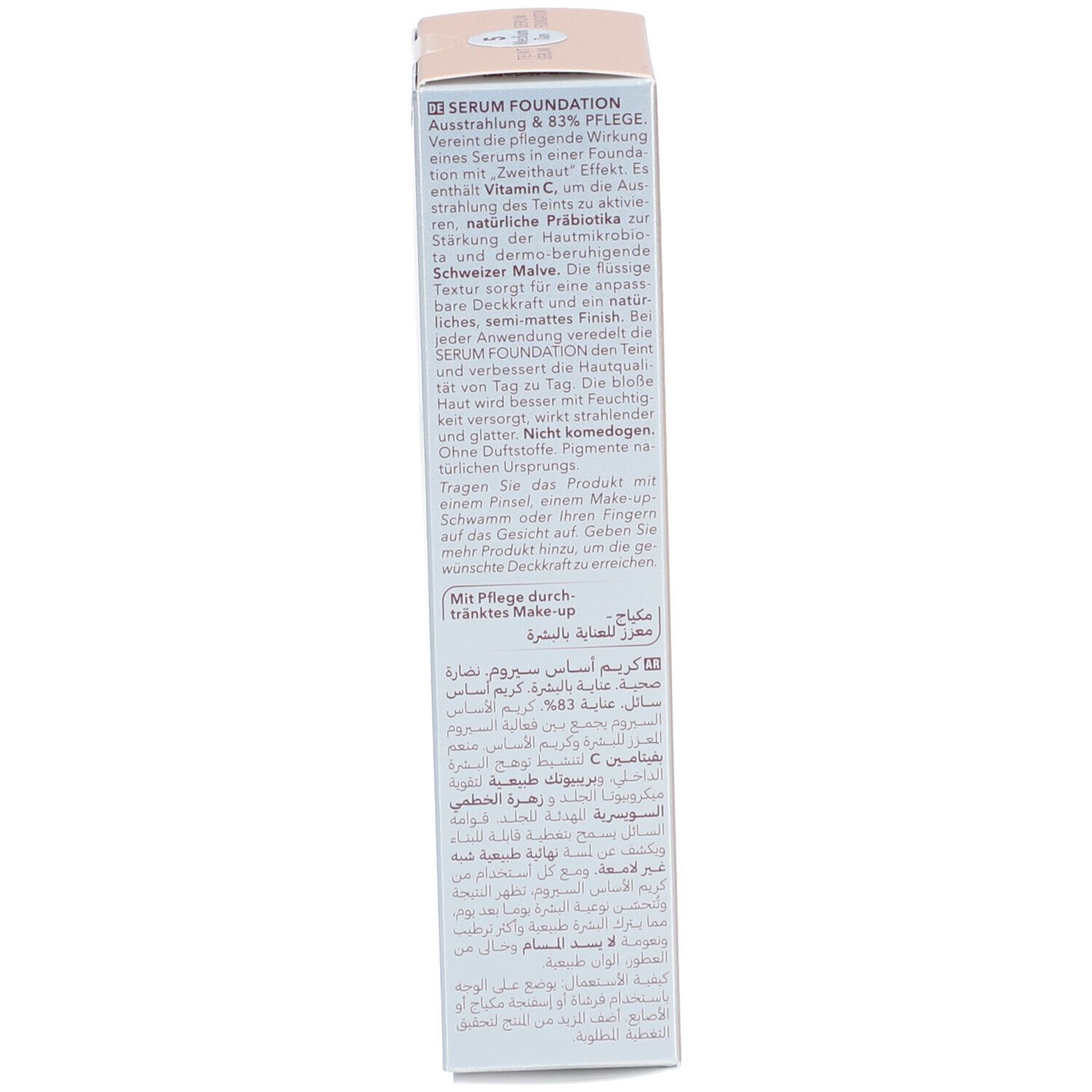 Seite der Kartonverpackung. Text in mehreren Sprachen. Informationen zur Anwendung und Inhaltsstoffen. Produkt: Serum Foundation.