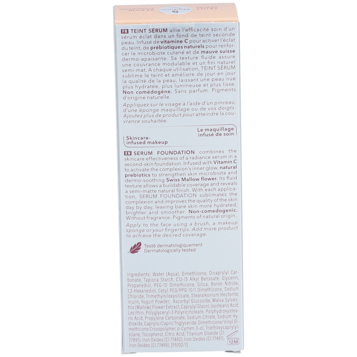 Seite der Kartonverpackung. Text in mehreren Sprachen. Informationen zur Anwendung und Inhaltsstoffen. Produkt: Serum Foundation.