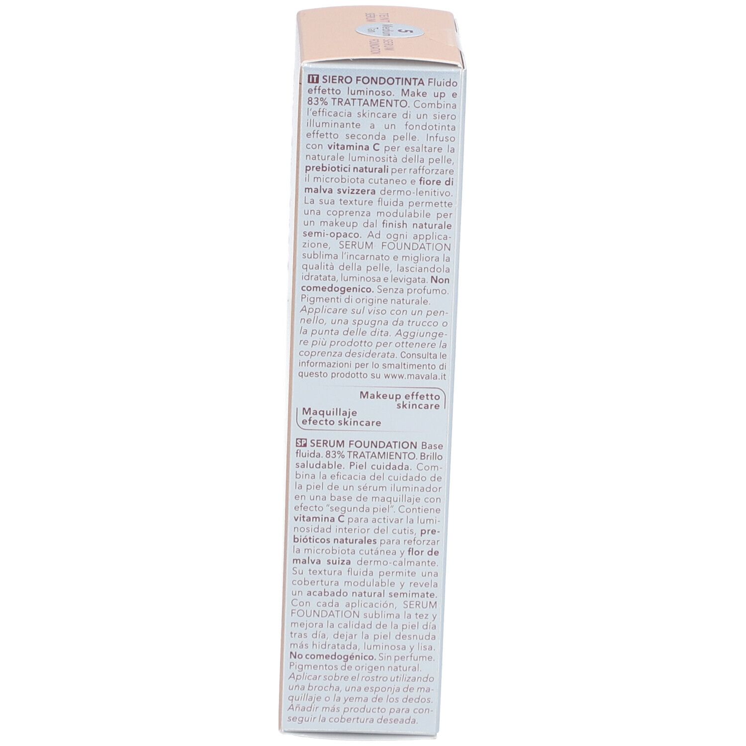 Seite der Kartonverpackung. Text in mehreren Sprachen. Informationen zur Anwendung und Inhaltsstoffen. Produkt: Serum Foundation.