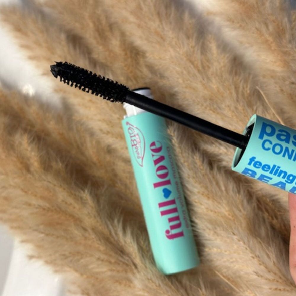 Mascara-Tube, helltürkis, mit schwarzer Bürste. Aufschrift "full love" und "extra volume mascara".