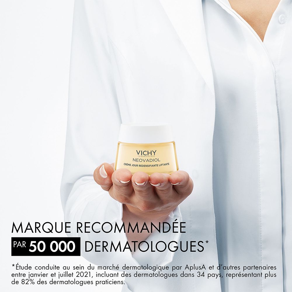 Personne tenant un pot de crème. Texte : Marque recommandée par 50 000 dermatologues.