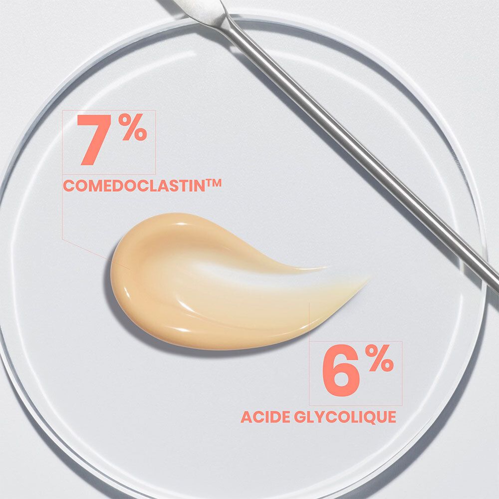 Crème sur plaque de verre. 7% Comedoclastin, 6% Acide glycolique. Crème beige.