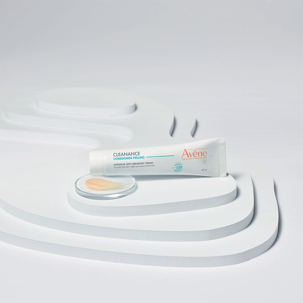 Tube et crème sur socle. Tube blanc avec nom du produit et marque. Crème sur plaque.