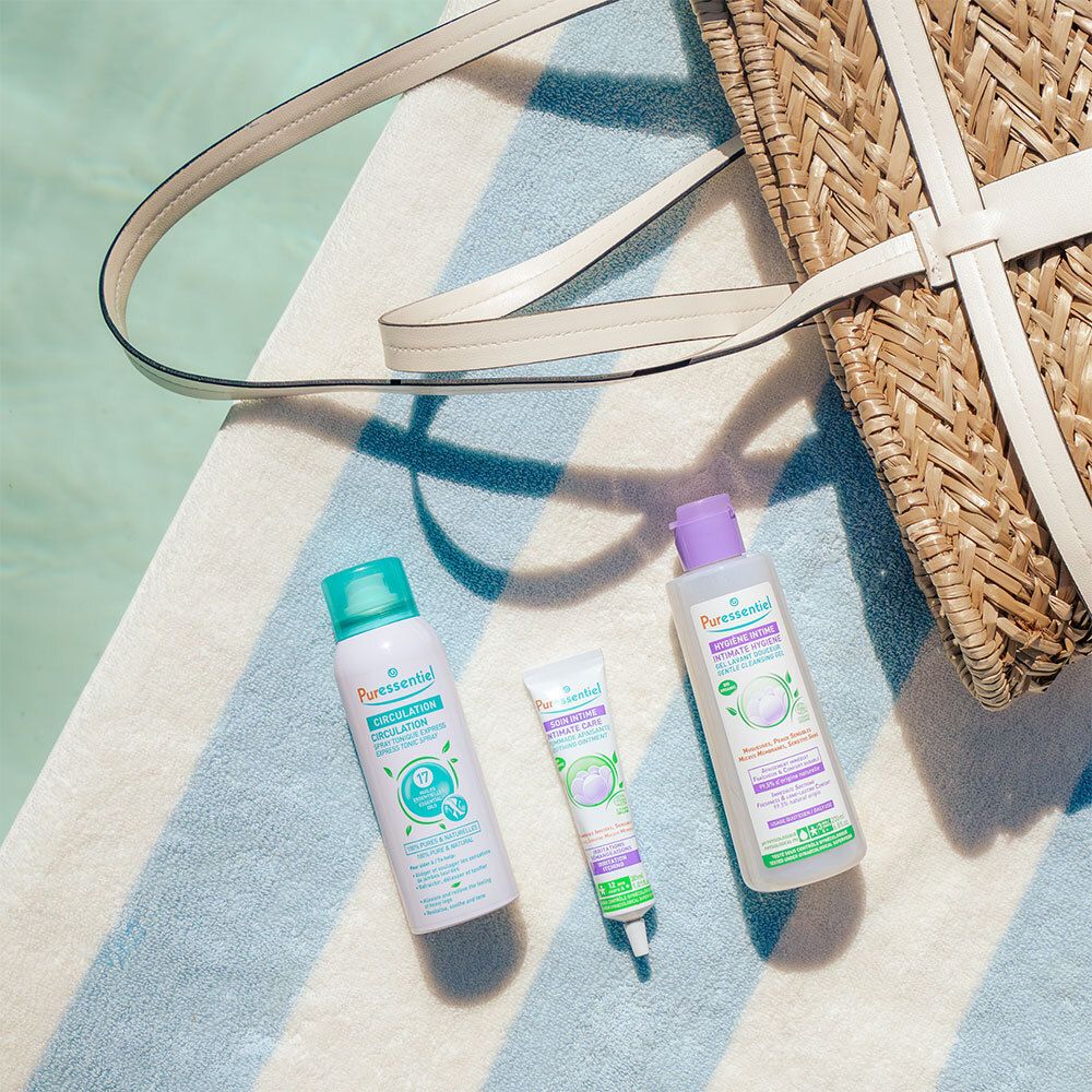 Trois produits sur une serviette. Texte: Hygiène Intime. Spray, tube et flacon. Pour la zone intime.