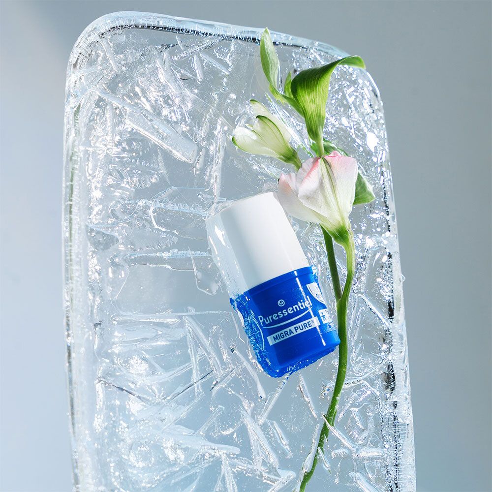 Stick Migra Pure dans un bloc de glace avec fleur. Tube bleu et blanc.