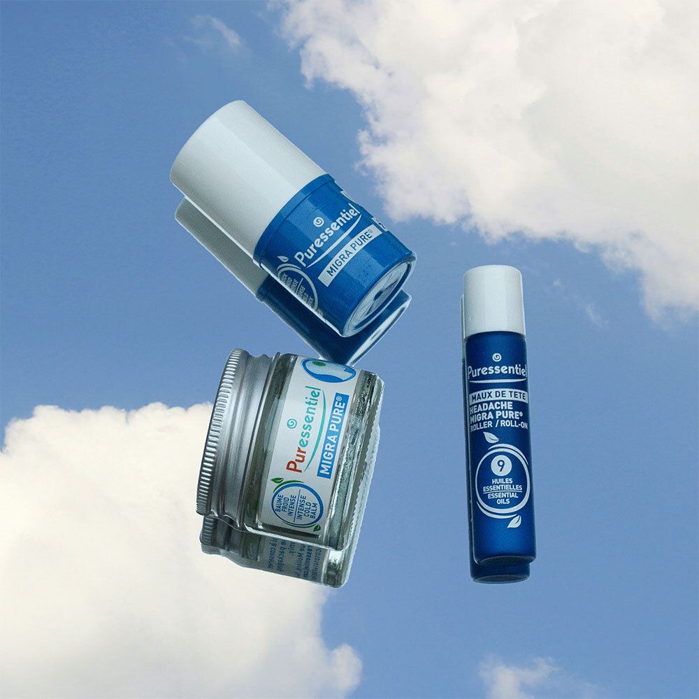 Produits Migra Pure devant un ciel bleu. Stick, crème et roll-on.