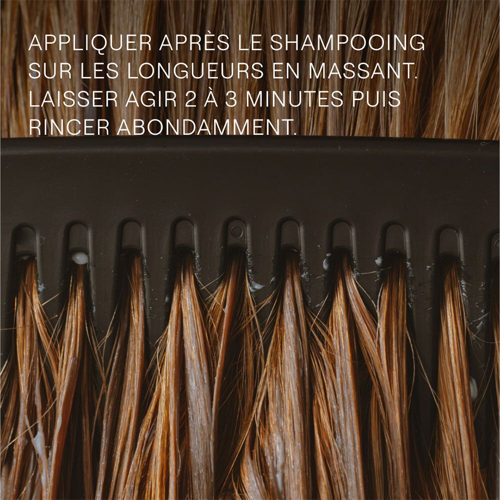 Mèches de cheveux travaillées avec un peigne. Texte: Appliquer après le shampooing, laisser agir 2-3 minutes.