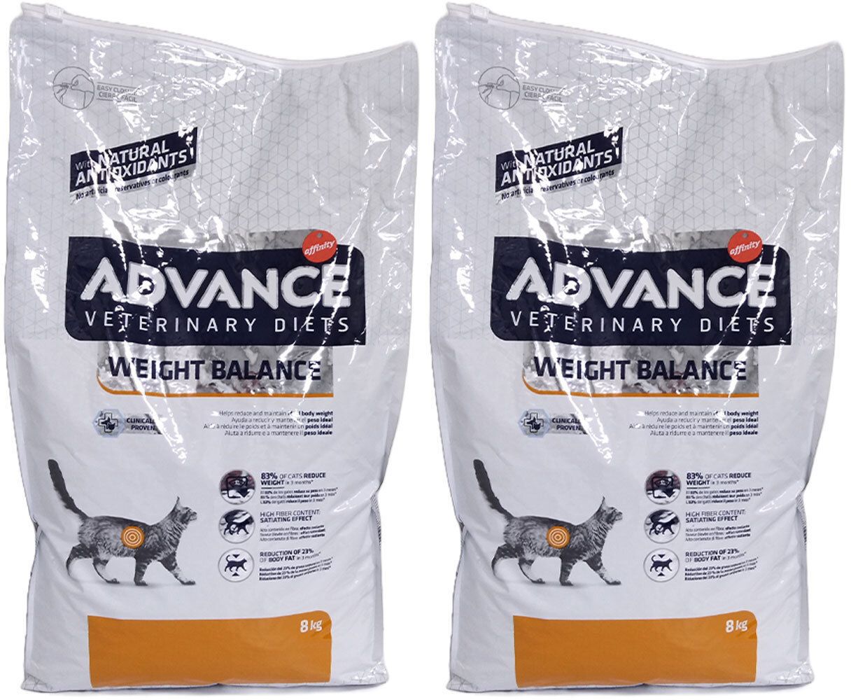 Zwei Säcke Tierfutter. Aufschrift: ADVANCE Veterinary Diets Weight Balance. Mit Abbildung einer Katze und der Angabe 8 kg.