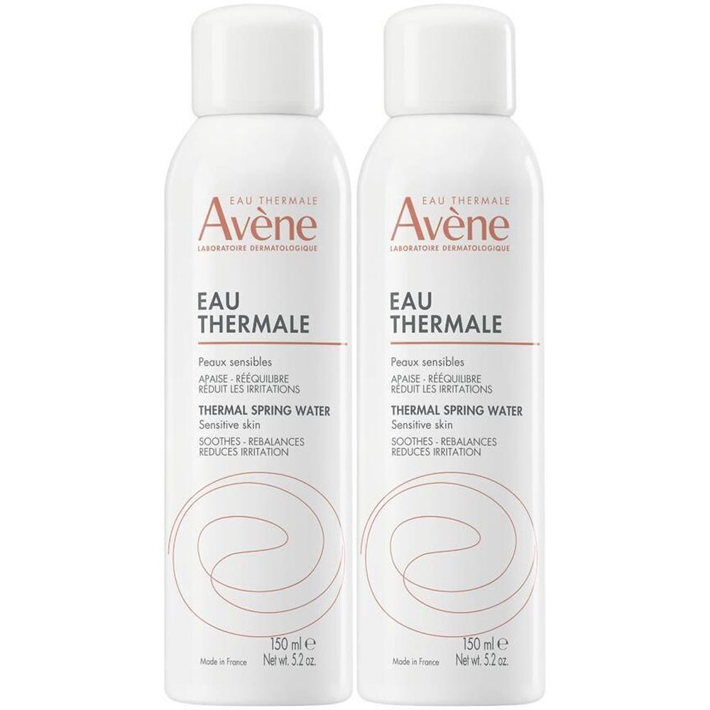 Deux flacons spray blancs avec le logo Avène. Inscription : Eau Thermale, Thermal Spring Water. Pour peaux sensibles.