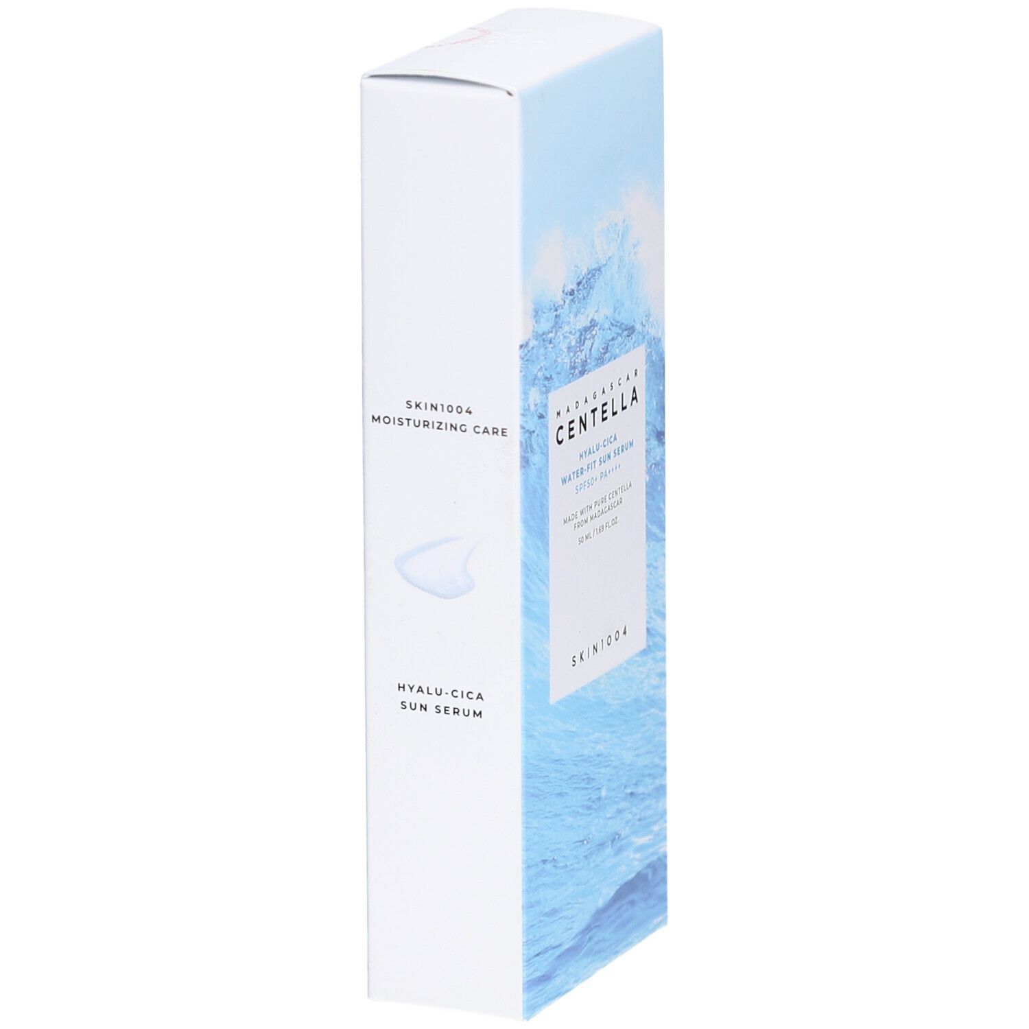 Weiße Produktverpackung, Seite mit blauem Wellenmuster. Text: SKIN1004, HYALU-CICA Sun Serum.